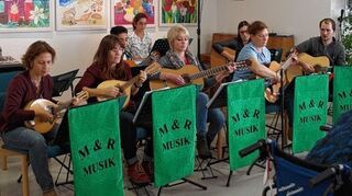 <p>Die Musiker von Marianne und Rudi Fetsch gaben ein Gastspiel in der Cafeteria des FdS.</p>