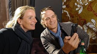 <p>Schauspieler Ralf Bauer nimmt sich eine Auszeit im "Dolce Amaro" und zeigt "MM"-Redakteurin Angela Boll Fotos auf seinem Handy.</p>