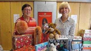 <p>Sie freuen sich schon auf viele liebevoll gepackte Päckchen für "Weihnachten im Schuhkarton" (v.r.): Sammelstellenleiterin Heike Ulrich und Helferin Renate Hinz.</p>
