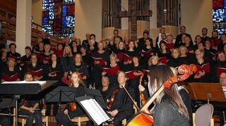 <p>Boten bei der Gospelmesse eine hervorragende Leistung: Der Singkreis Neckarhausen und der Singkreis "Schir beMatana" Thaleischweiler.</p>