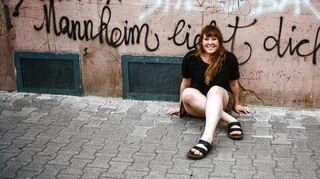 <p>"Mannheim liebt dich" steht an der Wand, vor der US-Austauschstudentin Shannon Broderick sitzt. In ihrem Fall beruht die Liebe auf Gegenseitigkeit.</p>