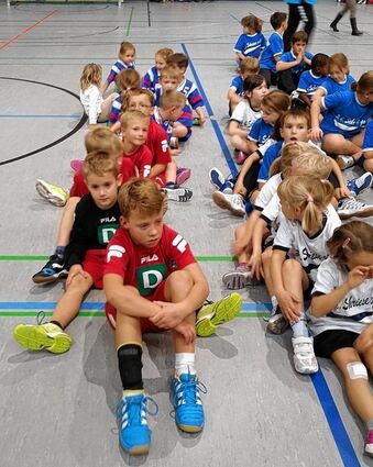 <p>Gespannt warten die Minis auf die Siegerehrung nach dem Spielfest.</p>