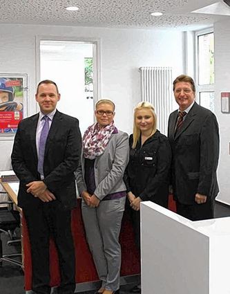 <p>Filialleiter Christoph Krug (l.) und sein Team in der Nordweststadt.</p>