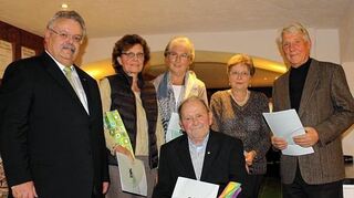 <p>Bernhard Mäder (l.) und 315 Jahre DJK-Treue (v. l.): Roswitha Landwehr, Irmgard Riester, Ehrenmitglied Heinrich März, Gerlinde Hartmann, Franz Marx.</p>