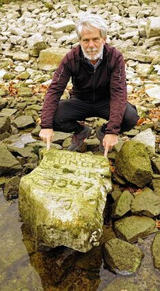 <p>Der Rheindürkheimer Ludwig Geiger kommt in diesen Tagen häufiger zum Hungerstein, der nur bei sehr niedrigem Wasserstand zu sehen ist.</p>