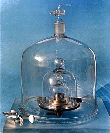 <p>Ein Prototyp des Ur-Kilogramms in Braunschweig.</p>