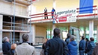 <p>Polier Jürgen Klostermann beim Richtspruch für das neue Lagerhaus.</p>