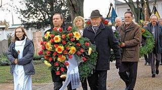 <p>Wolfgang Steinmann (l.) und Hans Deinhart gehen vorneweg.</p>