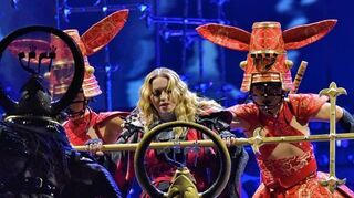 <p>Madonna ringt zu Beginn ihrer Show in der Mannheimer SAP Arena mit einer kleinen Armee aus Fantasy-Kriegern.</p>