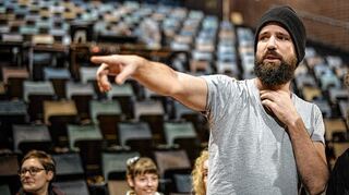 <p>Probt derzeit im Schauspielhaus des Nationaltheaters: Regisseur Sebastian Schug.</p>