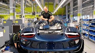 <p>Auf dem Porsche-Werkgelände darf künftig niemand meh r für weniger als 10,50 Euro pro Stunde arbeiten.</p>