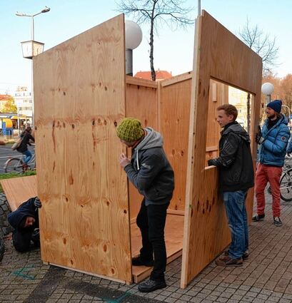 <p>Die Stände haben die Organisatoren unter Anleitung von Björn Kornecki mit ein paar Freunden und dem Feuerwachen-Team selbst gebaut.</p>