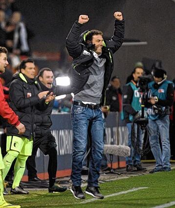 <p>Augsburgs Trainer Markus Weinzierl ist stolz auf seine Elf.</p>