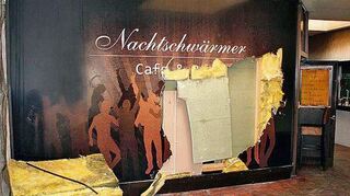 <p>Im Durchgang zwischen Rathausstraße und Parkplatz sind die Spuren des Feuers in der Kellerkneipe "Nachtschwärmer" deutlich zu erkennen. Beamte der Heppenheimer Kriminalpolizei nehmen die Ermittlungen zur Brandursache auf.</p>