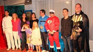 <p>TCN-Mitglieder schlüpften bei der Weihnachtsfeier im eigenen Clubheim wieder in Rollen. Sie setzten ein Theaterstück um, das aus der Feder ihres Vorsitzenden Dirk Jansch (r.) stammte.</p>