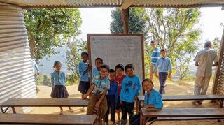 <p>Die behelfsmäßigen Schulräume stehen in dem Dorf Tandrang, Bezirk Gorkha, westlich von Kathmandu.</p>