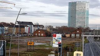 <p>Die Verbindung zum Glückstein-Quartier - hier mit Blick auf den historischen Lokschuppen und das Victoria-Hochhaus - soll begrünt werden.</p>