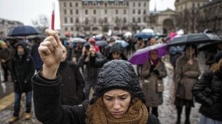<p>Ein Jahr nach Charlie Hebdo: Frankreich trauert noch immer, wie diese junge Frau bei einer Schweigeminute für die Opfer im Januar 2015 in Paris. Doch in die Verunsicherung mischt sich Wut. Profiteur ist der rechtspopulistische Front National (FN).</p>