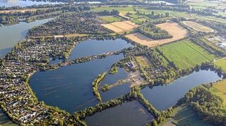 <p>Das Naherholungsgebiet Blaue Adria aus der Luft: Ein gleichnamiger See bei Altrip, ein Altrheinarm und weitere Seen bilden das Freizeitgelände.</p>