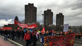 <p>Alstom-Mitarbeiter demonstrieren in Mannheim gegen den geplanten Stellenabbau.</p>