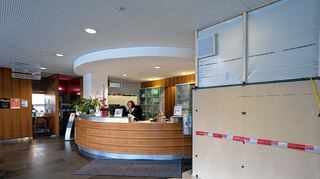 <p>Das weiß-rote Absperrband neben dem Empfangstresen (r.) markiert den Beginn des Baustellenbereichs: Das Erdgeschoss des Krankenhauses Salem mit sämtlichen Ambulanzen wird zwei Jahre lang modernisiert.</p>