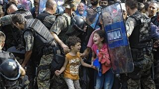 <p>Das Unicef-Foto des Jahres 2015 zeigt schiere Verzweiflung: Es ist der 21. August vergangenen Jahres, als es an der griechisch-mazedonischen Grenze zu dieser traumatischen Situation für zwei Flüchtlingskinder kommt.</p>
