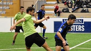 <p>Morris Nag (rechts) war einer von nur vier Waldhof-Spielern aus dem Regionalliga-Kader. Hier setzt er sich gegen Cem Kuloglu vom MFC Phönix durch.</p>