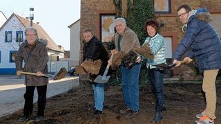 <p>Auf geht's: (von links) Architekt Heinz-Dieter Freudenberger, Hermann Müller, Friedel Drayß, Bärbel Schader, Alexander Fehr (Firma Drayß)</p>