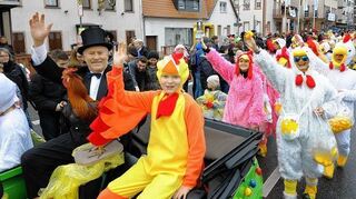 <p>Der Weltmeister der Kleintierzüchter, Günter Wesch, und seine "verrückten Hühner" wurden zur besten Fußgruppe gekürt.</p>