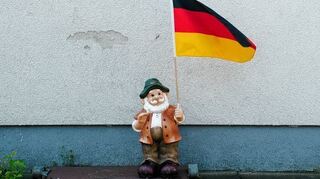 <p>Ein Gartenzwerg mit einer Deutschland-Flagge in Hannover. Wie sehr stimmt das Stereotyp vom fleißigen, korrekten Deutschen noch mit der Außenwahrnehmung überein?</p>