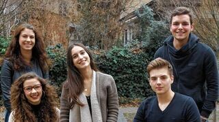 <p>Lara Pontes Schmeckenbecher, Sahara Yilmaz, Julian Faber (vorne, von links nach rechts), Carina Achtnich und Yannis Staab (hinten, von links nach rechts) wählen am 13. März zum ersten Mal.</p>