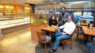 Alter Neckarauer Konditoren-Adel: Klaus und Gabriele Zeilfelder mit ihrem Sohn im Neckarauer Stammhaus. Sie konzentrieren sich jetzt auf das City-Café.