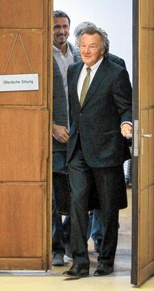 <p>Erleichterung beim Mainzer Präsidenten Harald Strutz (vorne) nach den Urteil. Auch Heinz Müller (li. hinten) konnte trotz der juristischen Niederlage noch lächeln.</p>