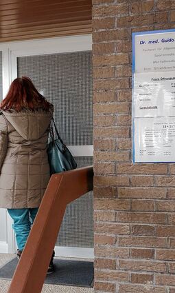 <p>Die Praxis des früheren Allgemeinmediziners Dr. Guido Wehlen in Hofheim. Dort schließen sich die Türen am 31. März.</p>