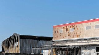 <p>Mehr als 200 Feuerwehrleute und 50 Kräfte des Rettungsdienstes sind im Einsatz. Bei dem Großbrand wird niemand verletzt.</p>