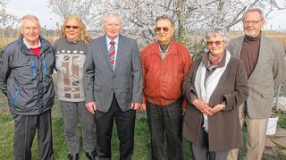 <p>Die Geehrte des Lampertheimer AZ-Vogelparks mit Vorsitzendem Gerhard Hartl (Dritter von links).</p>