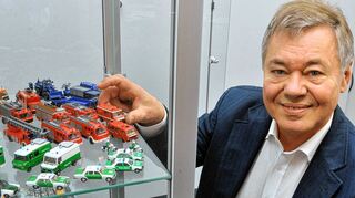 <p>Flugzeugträger, Polizeiwagen, eine komplette Militärkapelle - in Hans Edingers Büro steht nur eine kleine Auswahl der über 100 Modelle, die der scheidende Chef der Steuerfahndung in seiner Freizeit gebastelt hat.</p>