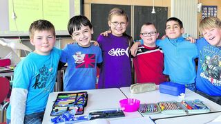 <p>Die ersten vier Klassen besuchte Henri (3. v. rechts) mit zwei weiteren behinderten und mehreren gesunden Kindern in einer Regelschule. Doch wie geht es auf dem Schulweg für ihn nun weiter?</p>