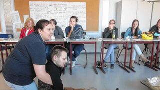 <p>Katja Wasilewski vom Deutschen Roten Kreuz Kreis Bergstraße demonstriert den Rettungsgriff an Schüler Marcel.</p>