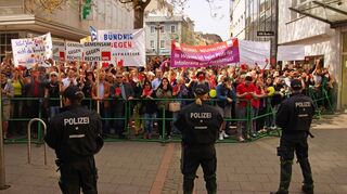 <p>In Worms demonstrierten am Samstagnachmittag hunderte Menschen gegen eine Kundgebung der NPD. </p>