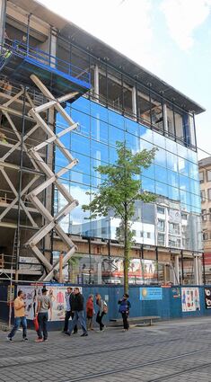 <p>Die neue Glasfassade an dem Decathlon-Gebäude soll an die Mannheimer Quadrate erinnern.</p>