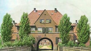 <p>So sah der Eingang zum Roten Hof zu Beginn der 1920er Jahre aus: Noch heute gilt das Herzstück der "Heimstättensiedlung" als Wahrzeichen der Gartenstadt.</p>