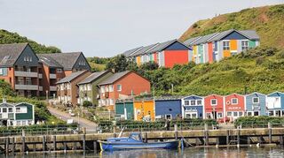 <p>Die Lange Anna auf Helgoland (oben) ist ebenso touristisches Muss wie die bunten Häuschen zu Ehren von Kinderbuchautor James Krüss.</p>