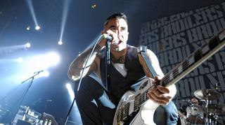 <p>Die Frage, ob die Broilers auf ihrer aktuellen Nummer-1-Platte noch Punkrock machen, ist Sammy Amara egal.</p>