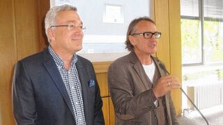 <p>Dr. Nikolaj Niedermaier (l.) und Horst Stephan von der Stadtverwaltung bieten den Bürgern auch künftig Kontakte mit dem Demenz-Netzwerk an.</p>
