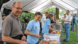 <p>Spiel und Spaß für Groß und Klein gab's für Christian Zier und Tanja Wiedemann (unten) am Grill, für Sophie und Cebrail (oben) beim Eishockey-Üben.</p>