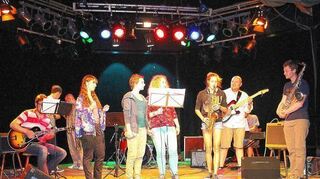 <p>Auch die junge Ladenburger Saxofonistin Meta Jülicher (3. v. r.) bewies ihr großes Talent während der ersten Jamsession beim Jazz-Workshop.</p>