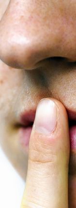 Scham kann dazu führen, dass stotternde Menschen sich zurückziehen - in Therapien lernen Sie, sich den Ängsten zu stellen.