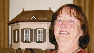 <p>Die neue Ortsvorsteherin von Oggersheim, Barbara Baur, vor dem Modell des alten Schillerhauses in ihrem Büro.</p>