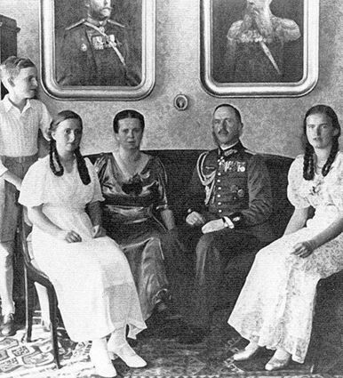 <p>Paul von Hase vor dem Volksgerichtshof. Die Familie von Hase 1937, ohne den jüngsten Friedrich-Wilhelm. Herausgeber von Hase und Mitautor Hartung.</p>